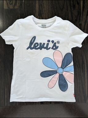 5/$35 Levi’s Flower Graphic T-Shirt – Girls Size S (8–10Y)
